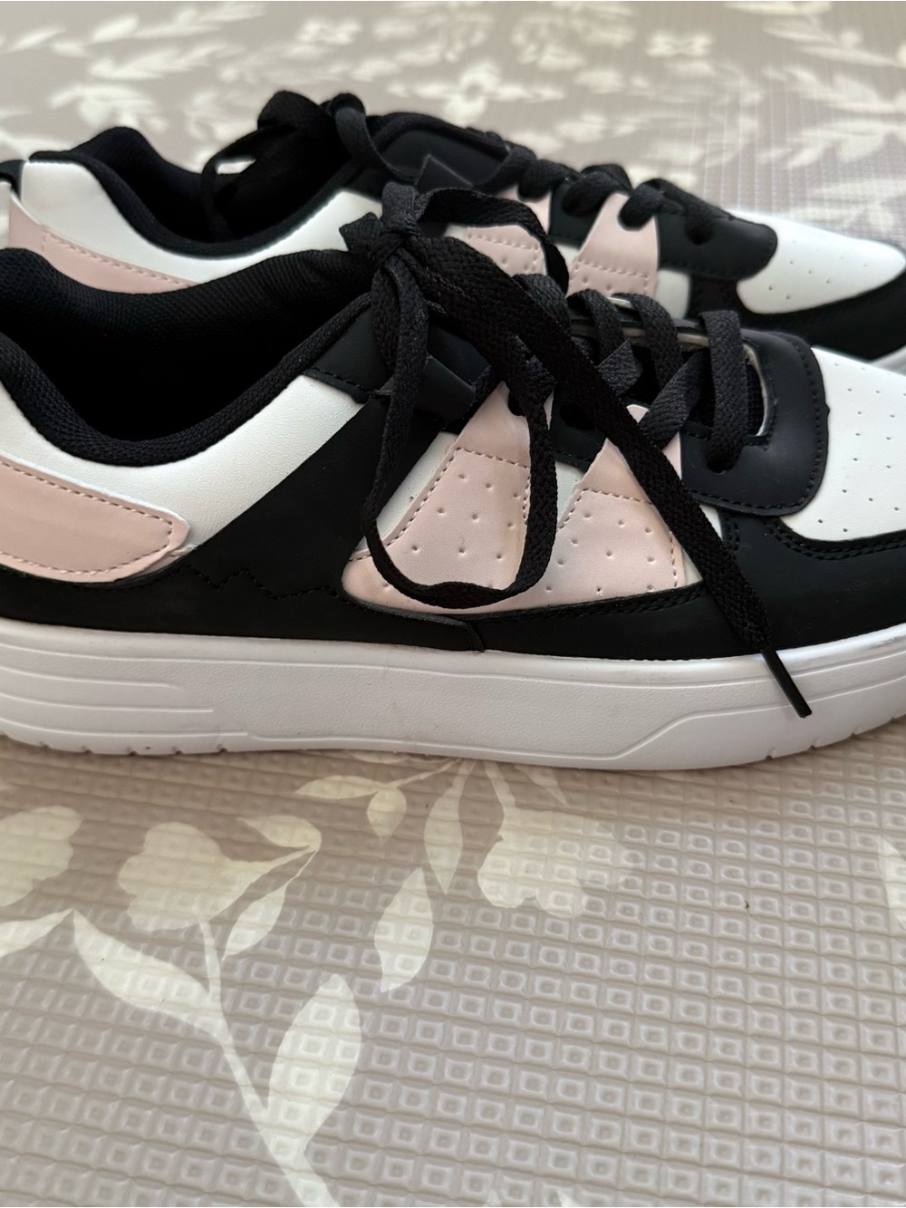 Black, White & Pale Pink Low-Top Sneakers size 41